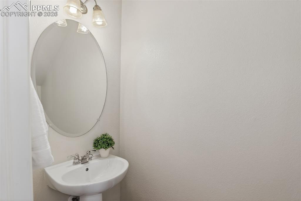 Image 16 of 35: Bathroom