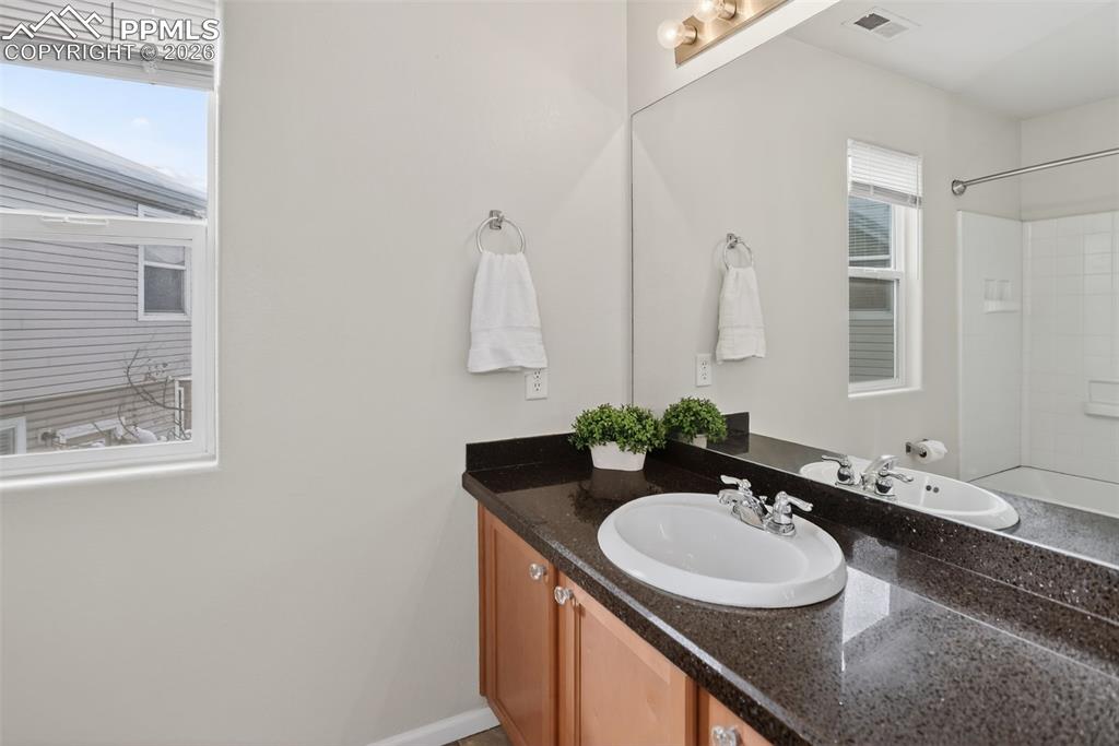 Image 21 of 35: Bathroom