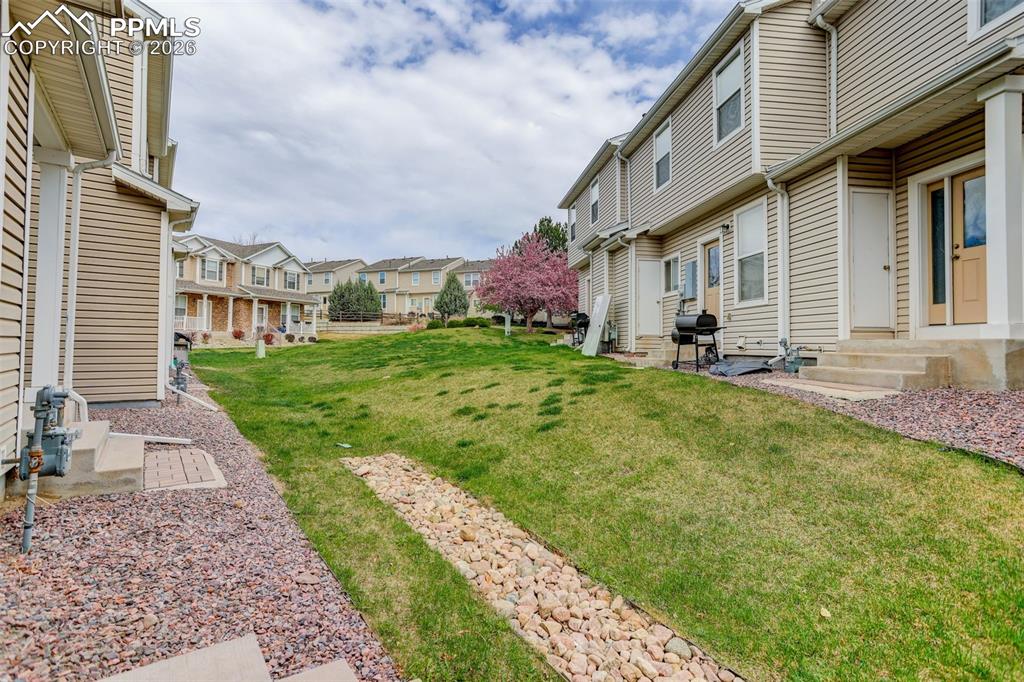 Image 32 of 35: Yard