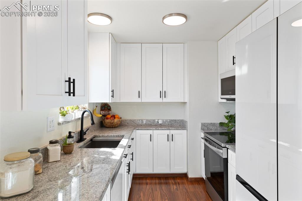 Image 11 of 31: Kitchen