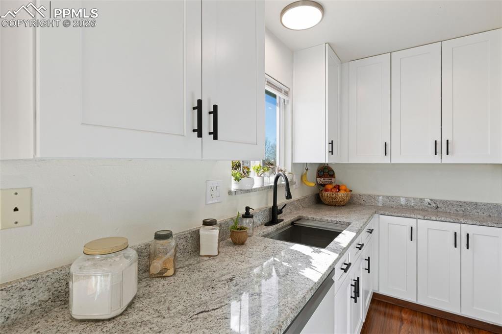 Image 12 of 31: Kitchen