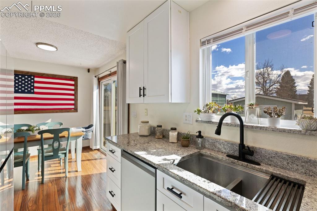 Image 13 of 31: Kitchen