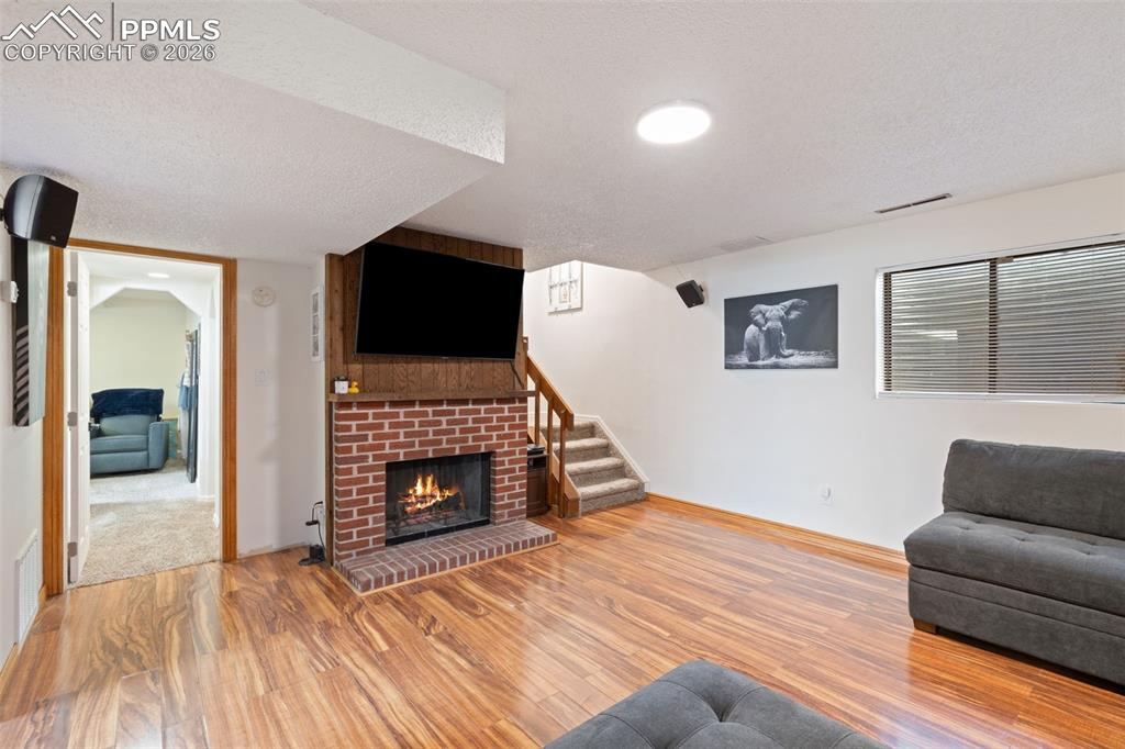 Image 14 of 31: Living Room