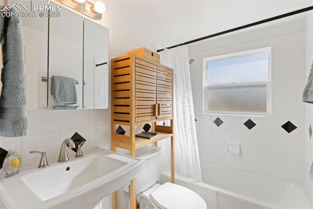 Image 16 of 31: Bathroom