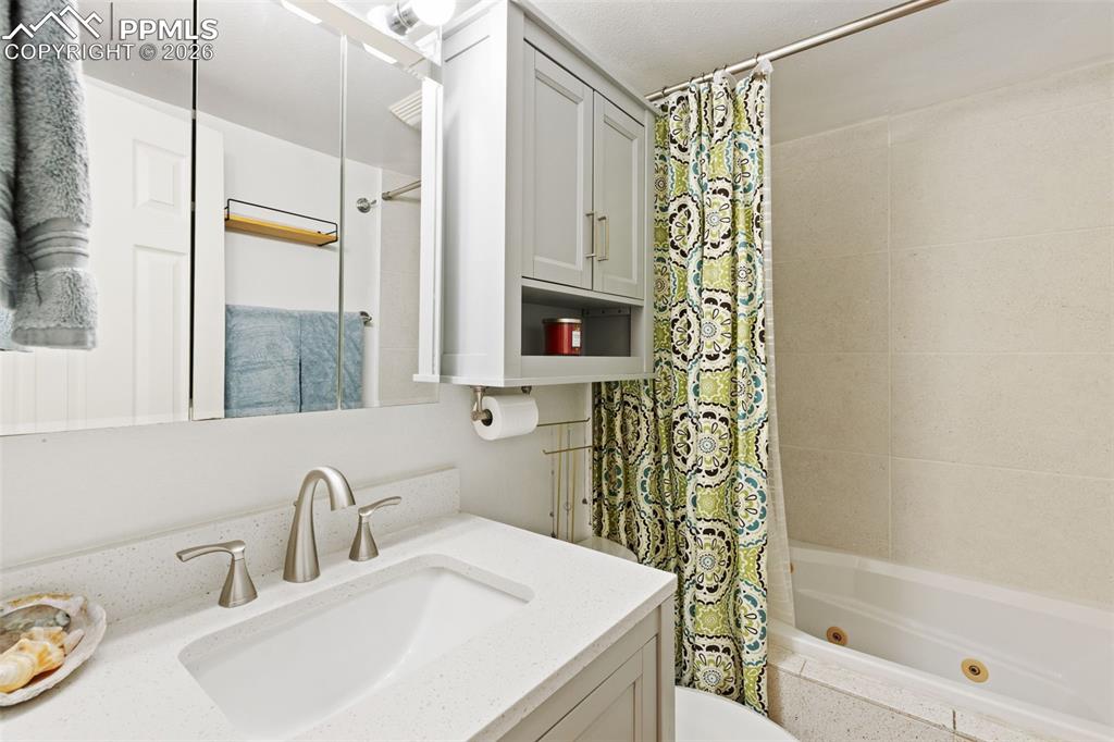 Image 21 of 31: Bathroom