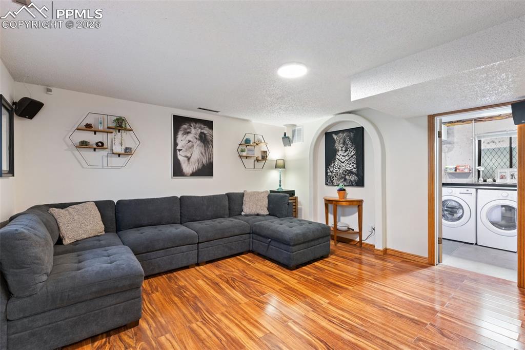 Image 24 of 31: Living Room