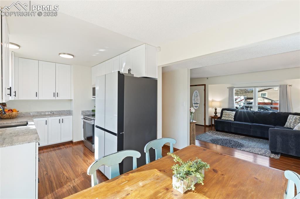 Image 9 of 31: Kitchen