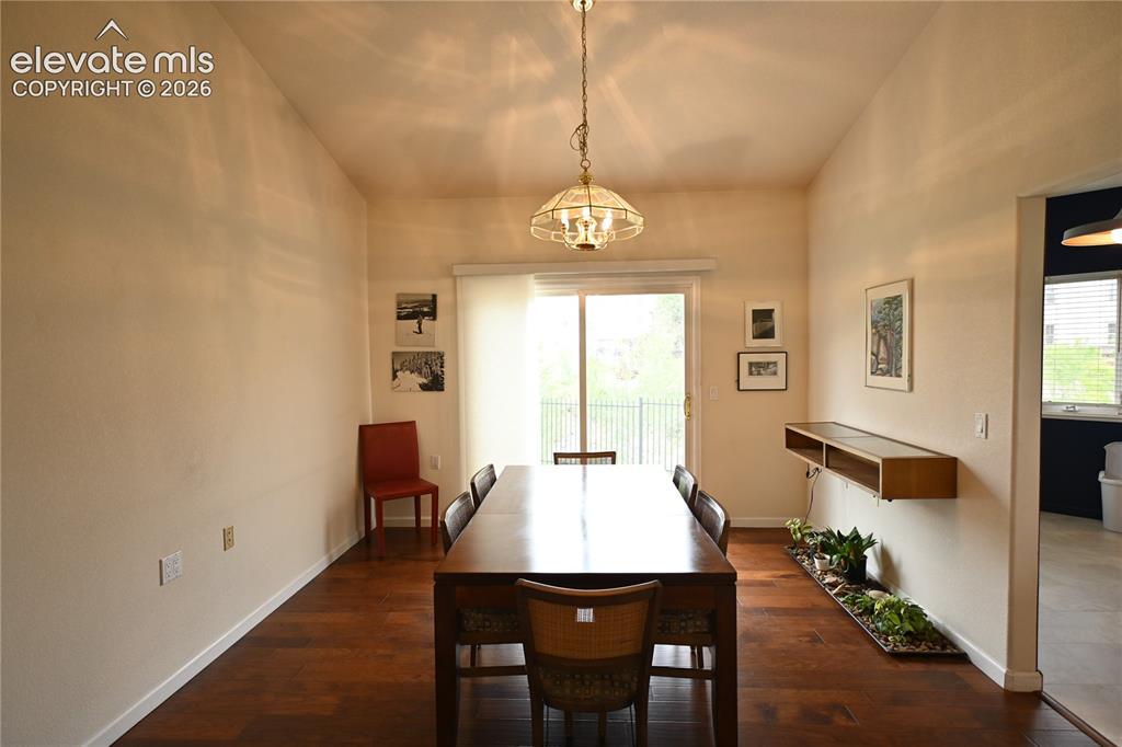 Image 14 of 35: Dining Area