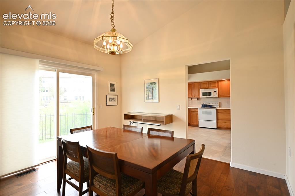 Image 15 of 35: Dining Area