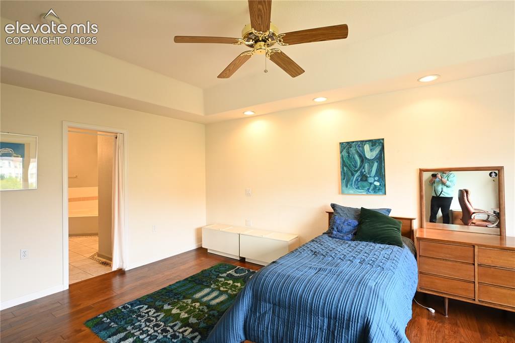 Image 18 of 35: Bedroom