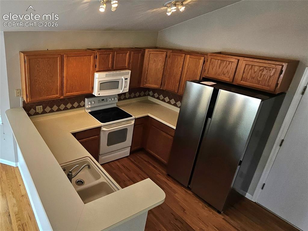Image 12 of 22: Kitchen
