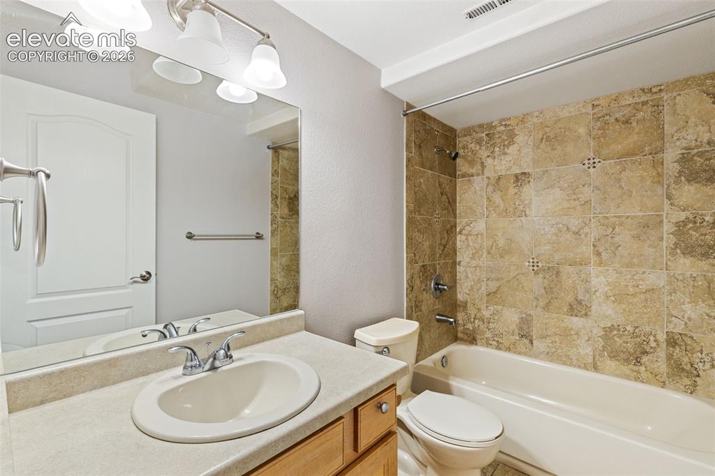 Image 15 of 17: Bathroom