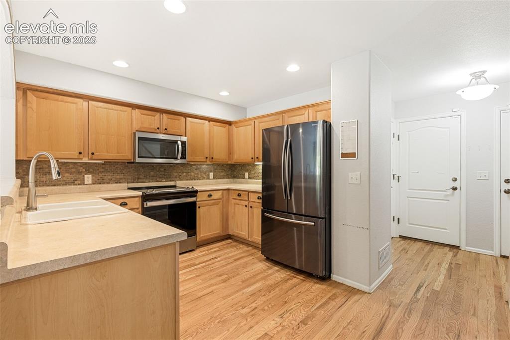 Image 7 of 17: Kitchen