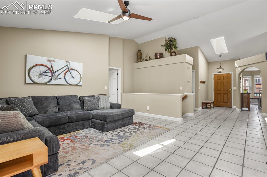 Image 14 of 34: Decorator ledges