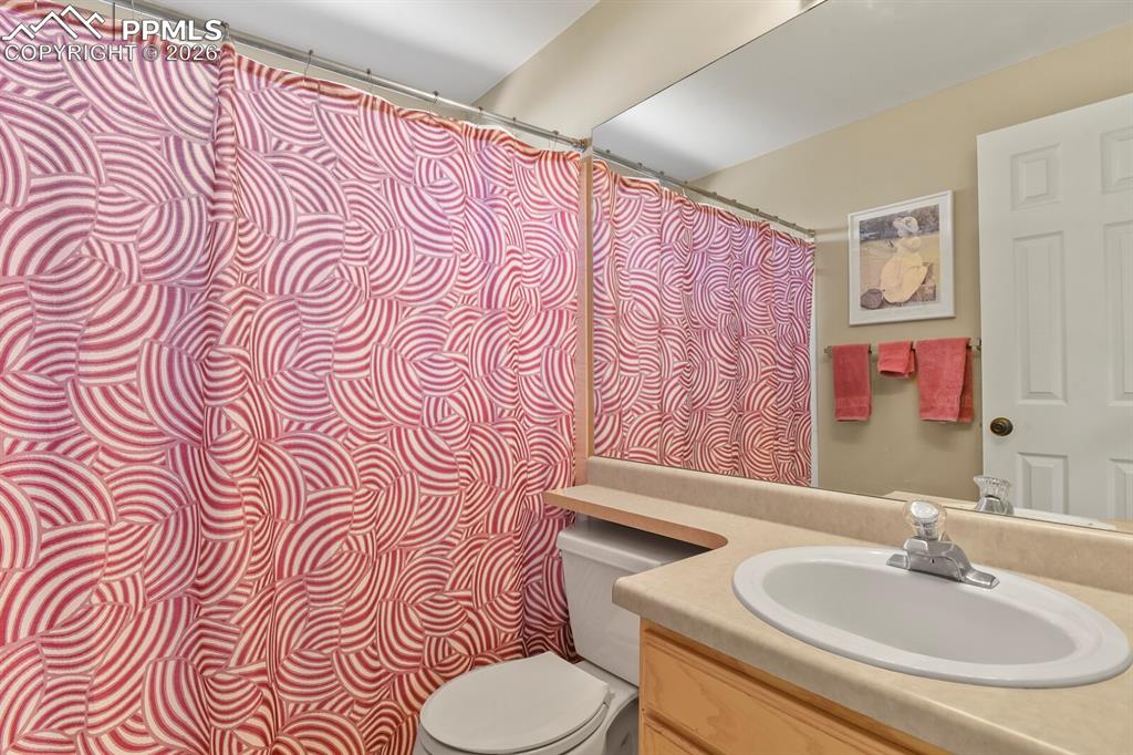 Image 20 of 34: Full bathroom on the main