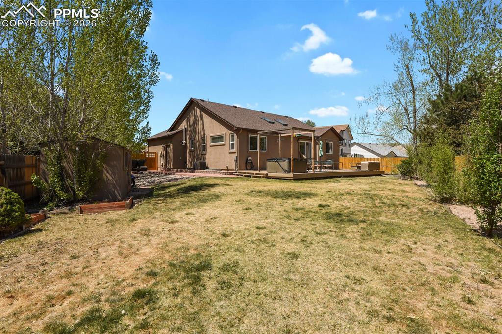 Image 28 of 34: large yard