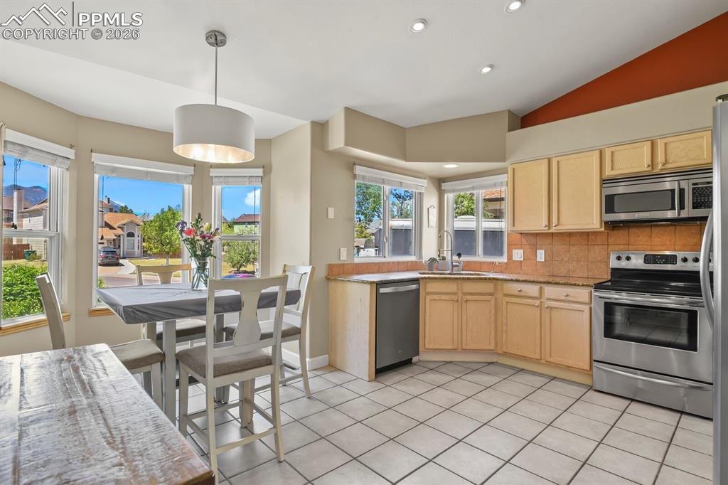 Image 7 of 34: Light & bright with bay window