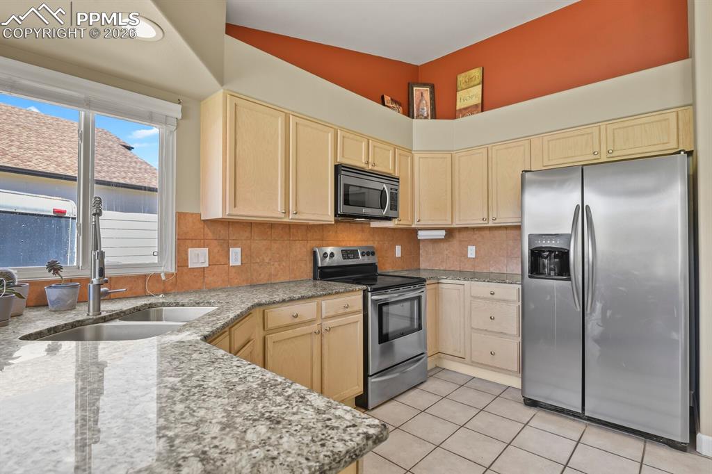 Image 8 of 34: Granite counter tops & stainless steel appliances