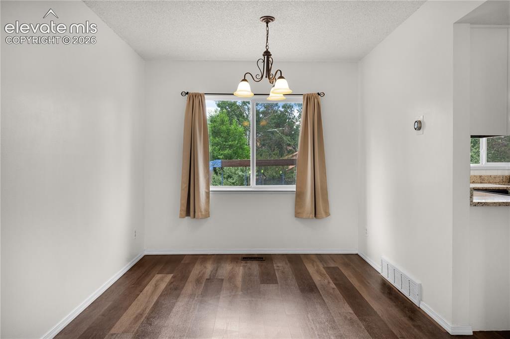 Image 12 of 50: Dining Area