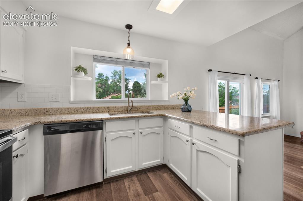 Image 15 of 50: Kitchen