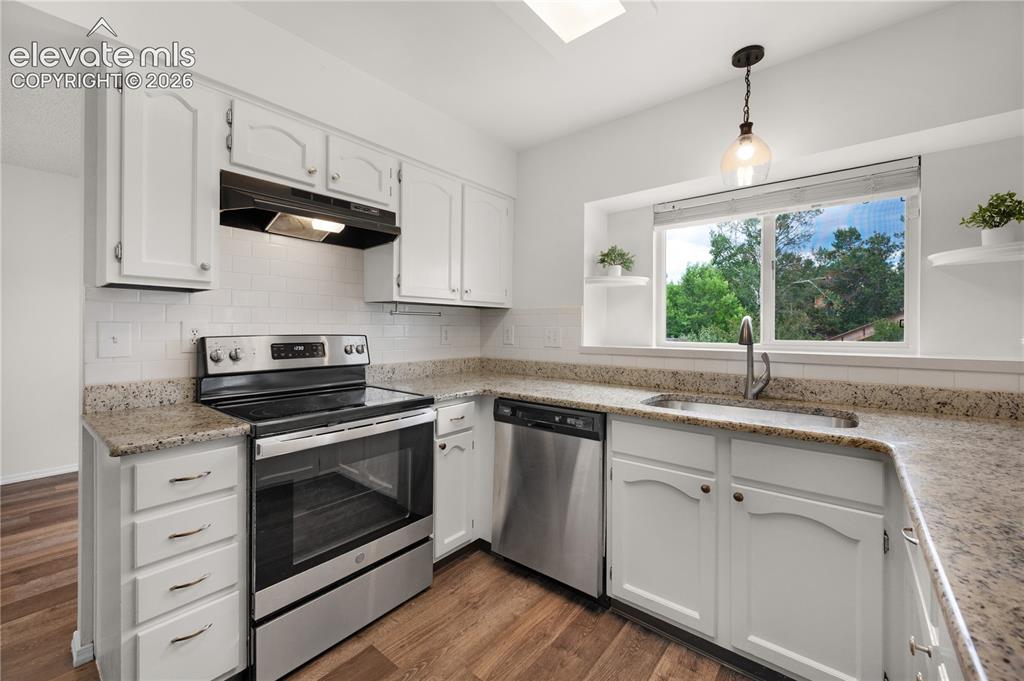 Image 16 of 50: Kitchen