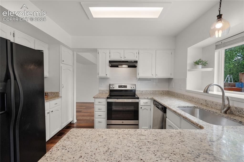 Image 18 of 50: Kitchen