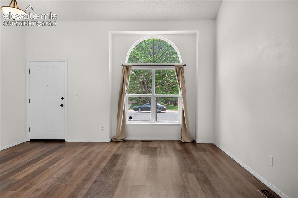 Image 9 of 50: Living Room