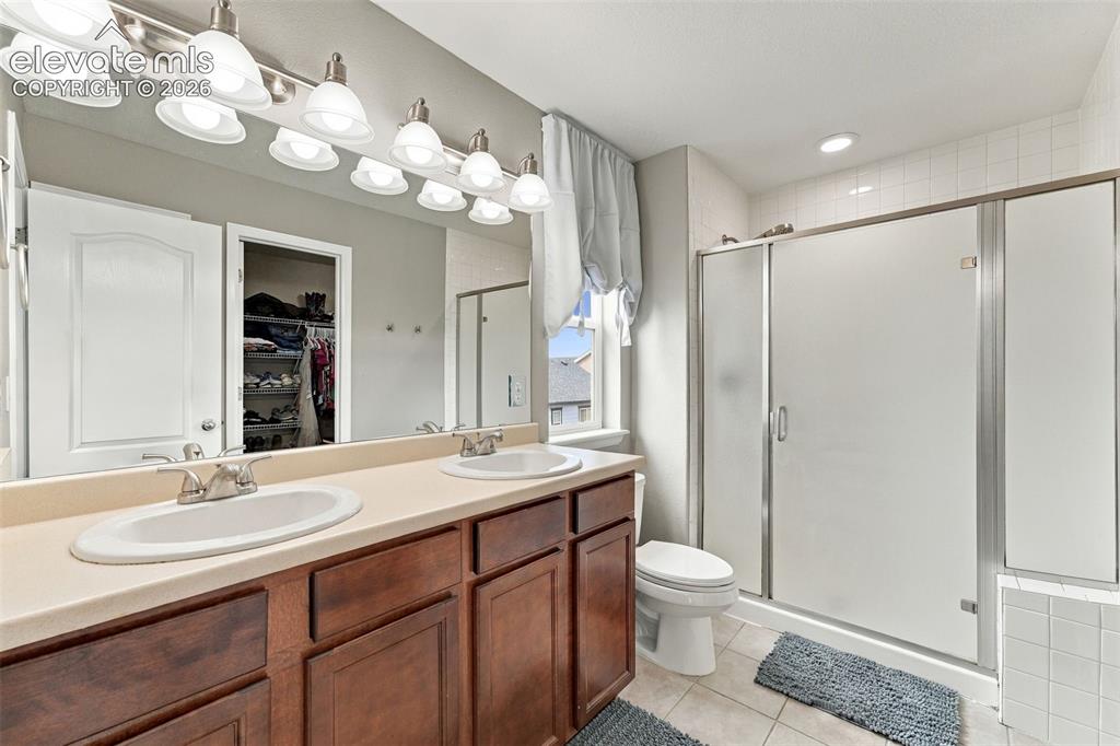 Image 19 of 40: Bathroom