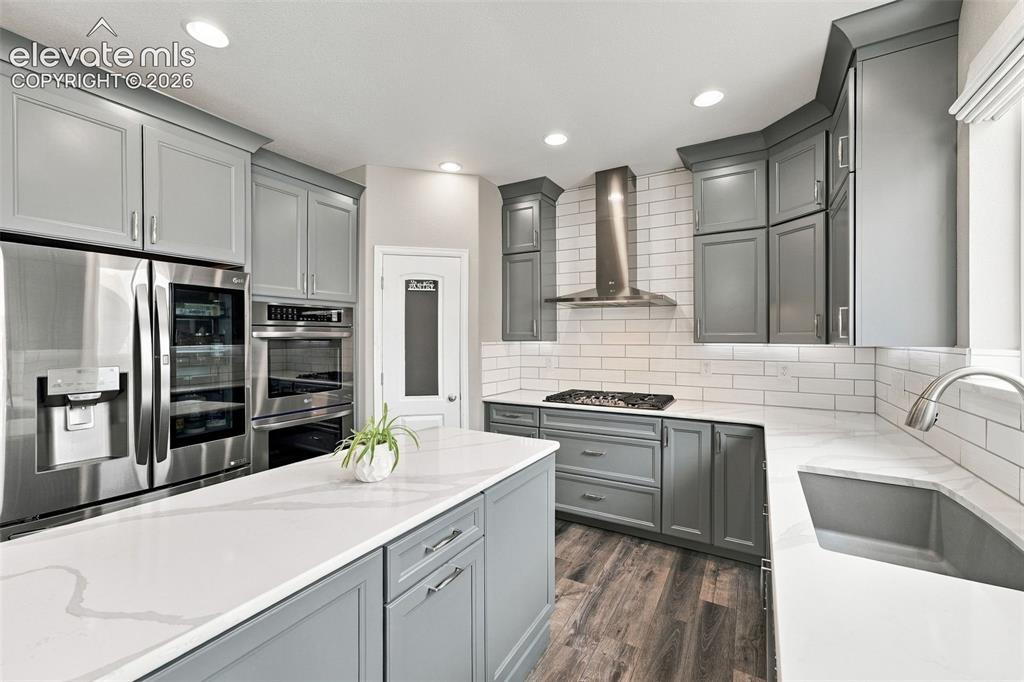 Image 5 of 40: Kitchen