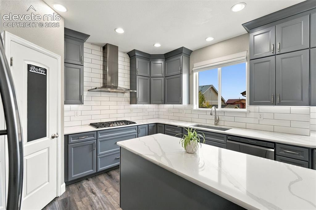 Image 7 of 40: Kitchen