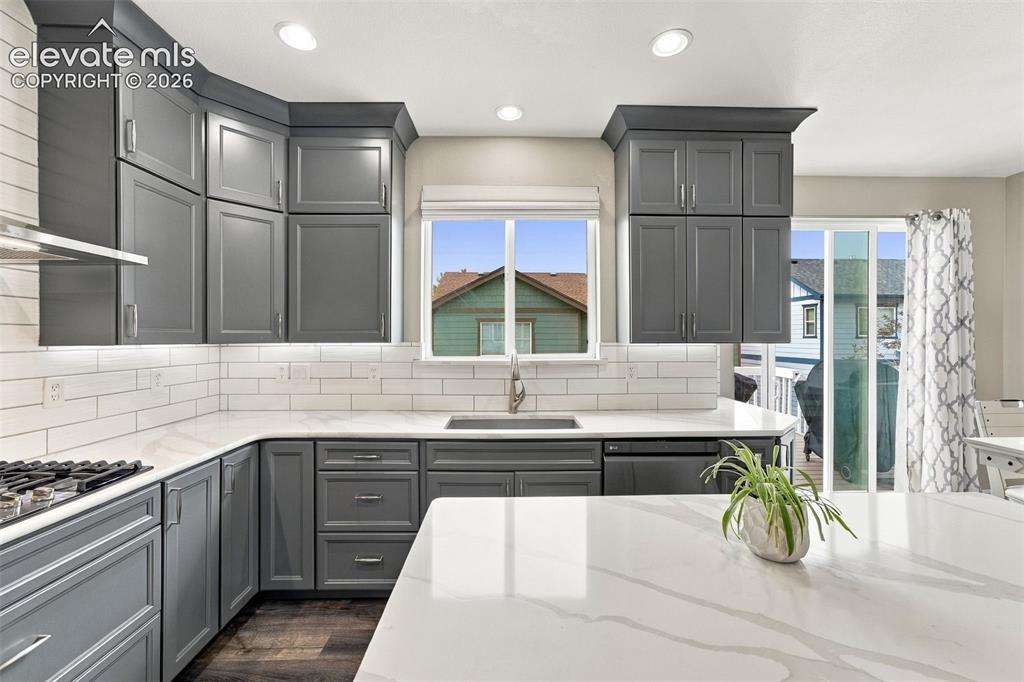 Image 8 of 40: Kitchen