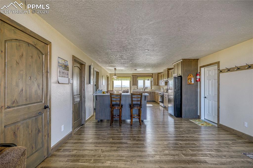 Image 12 of 50: Kitchen with breakfast bar