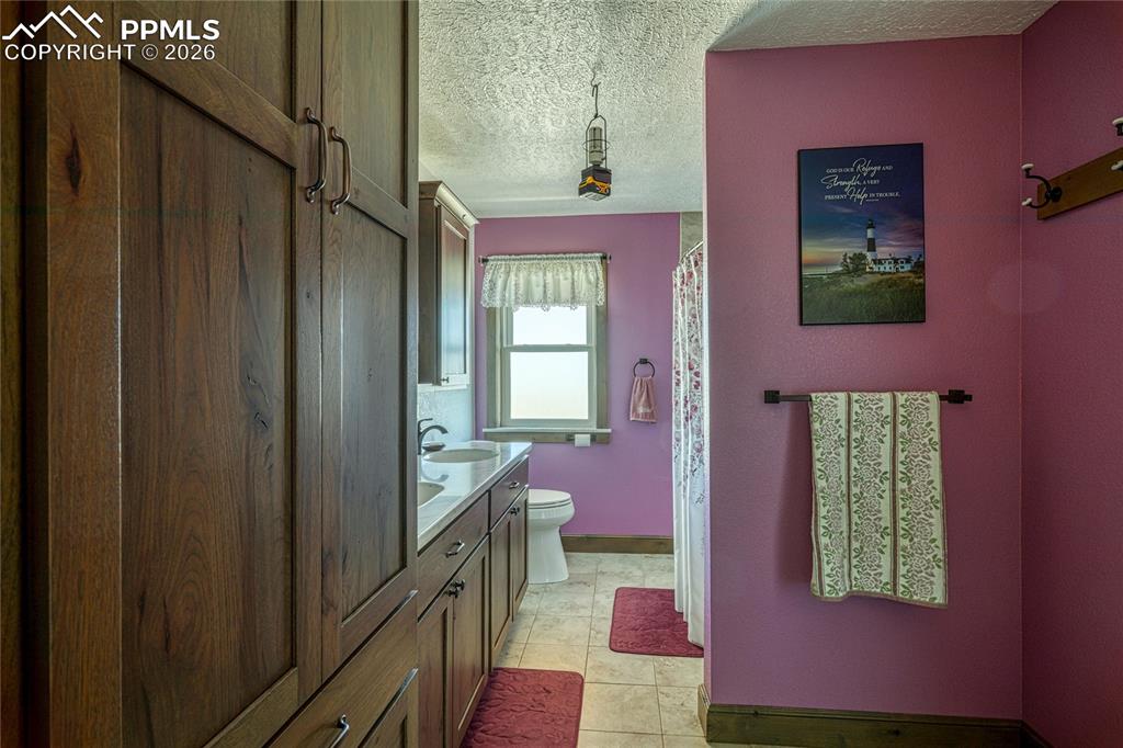 Image 25 of 50: Full bathroom with