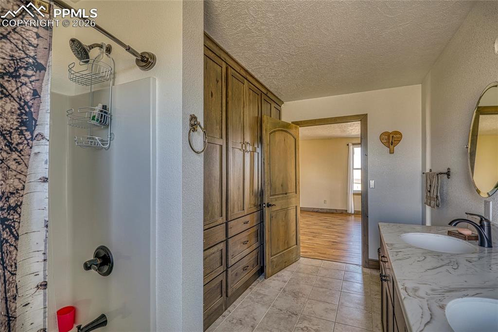 Image 38 of 50: Upper full bath