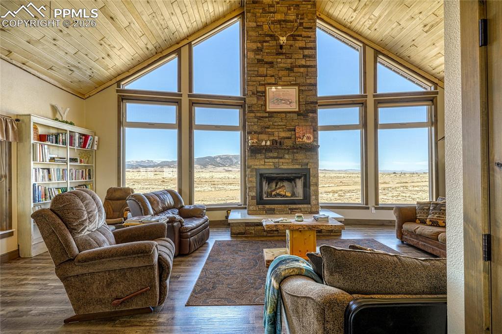 Image 7 of 50: Living room