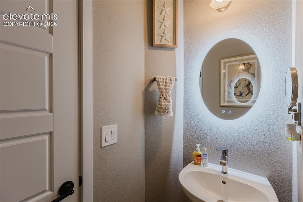 Image 19 of 49: Bathroom