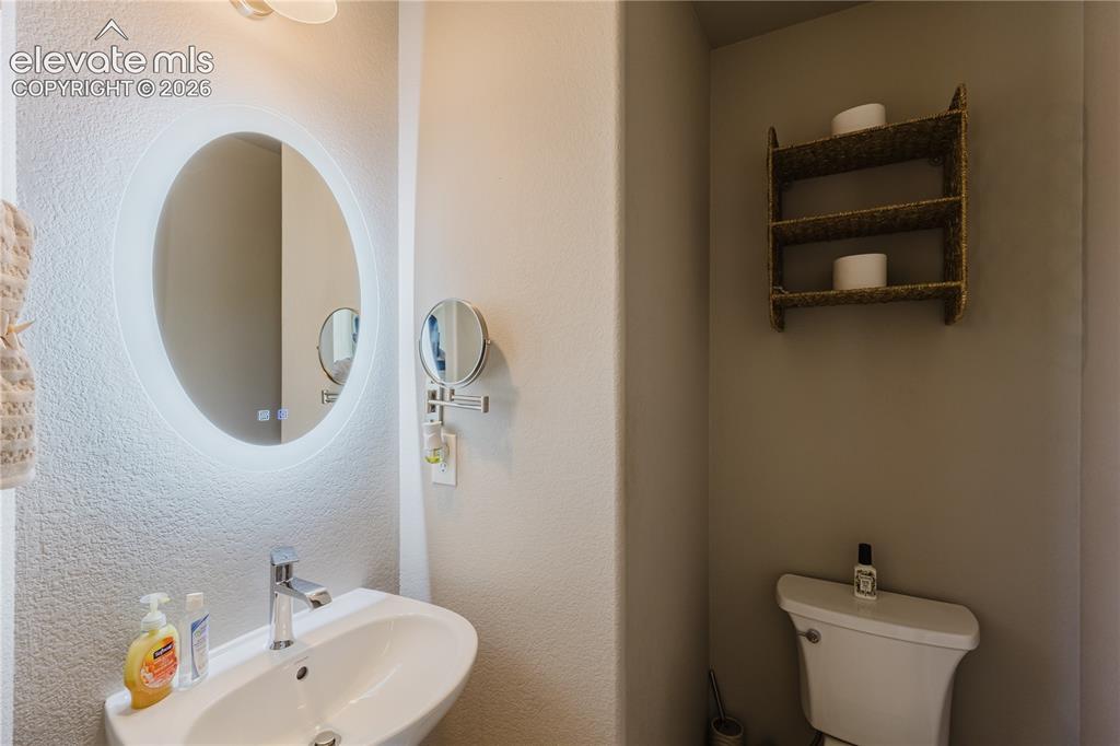 Image 20 of 49: Bathroom