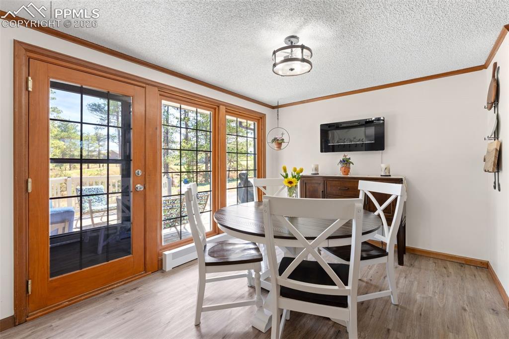Image 16 of 47: Dining Area