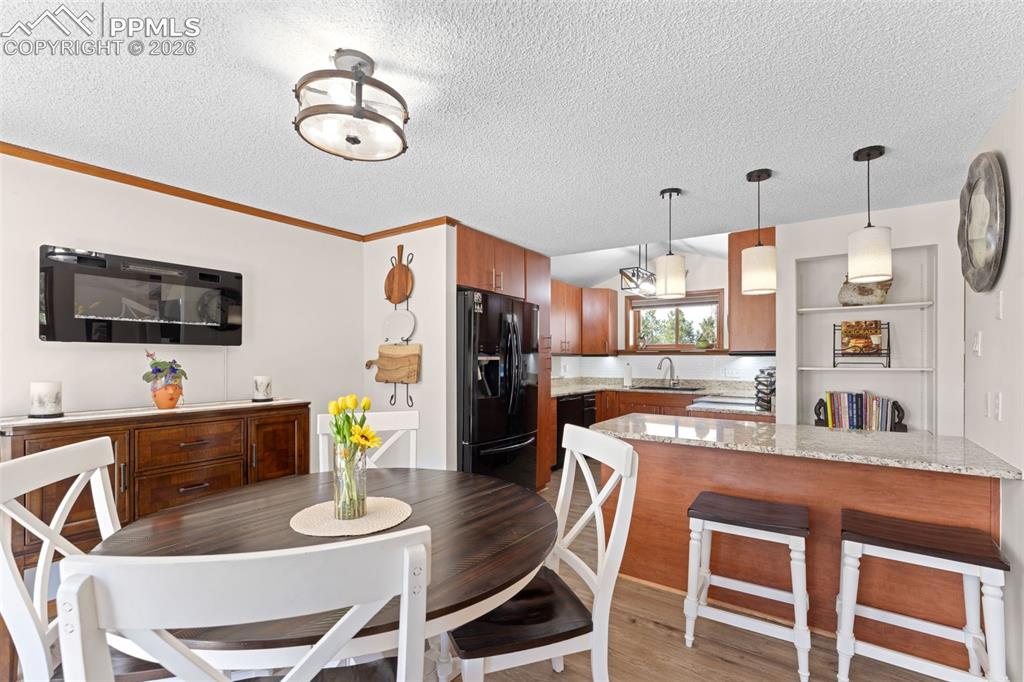 Image 18 of 47: Dining Area