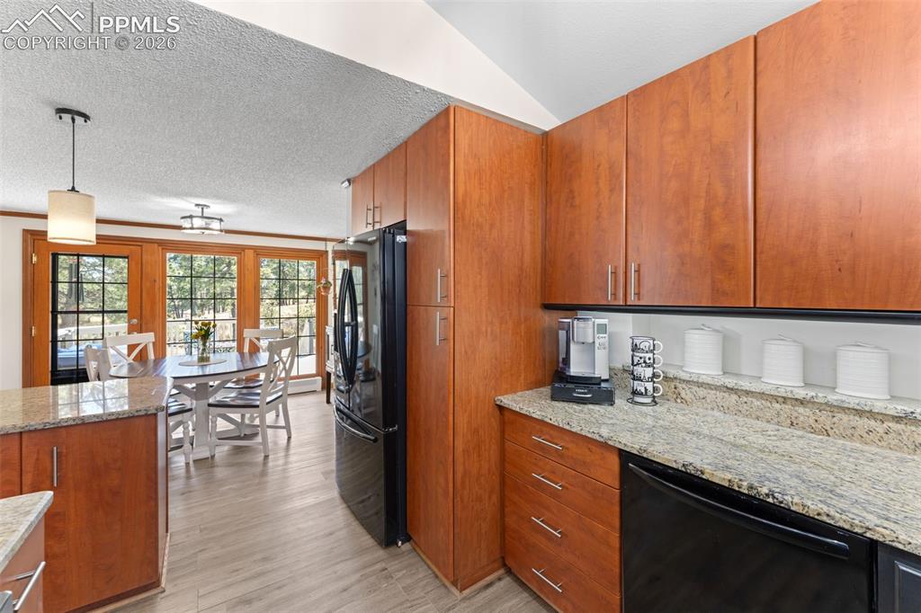 Image 19 of 47: Kitchen