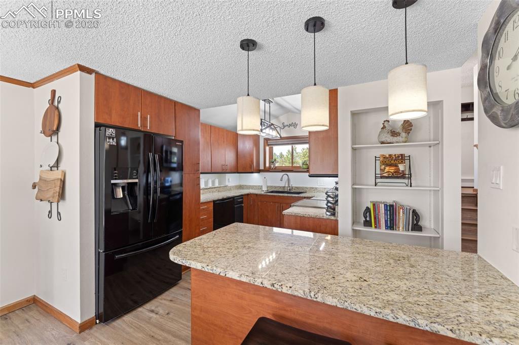 Image 21 of 47: Kitchen