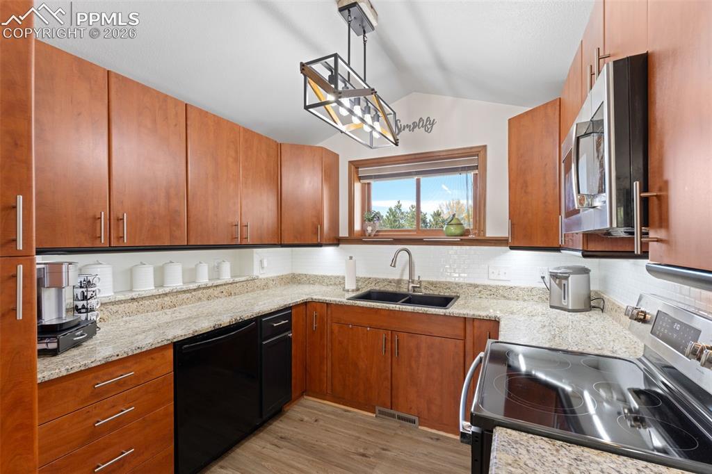 Image 22 of 47: Kitchen