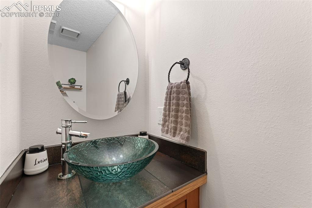 Image 35 of 47: Bathroom