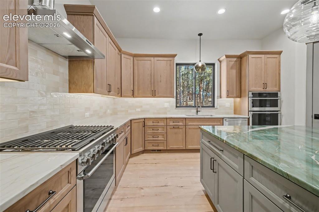 Image 13 of 45: Kitchen