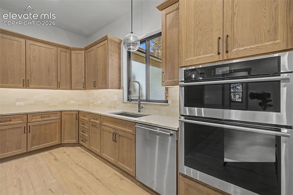 Image 14 of 45: Kitchen