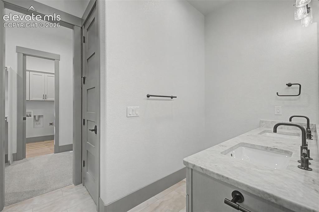 Image 19 of 45: Bathroom
