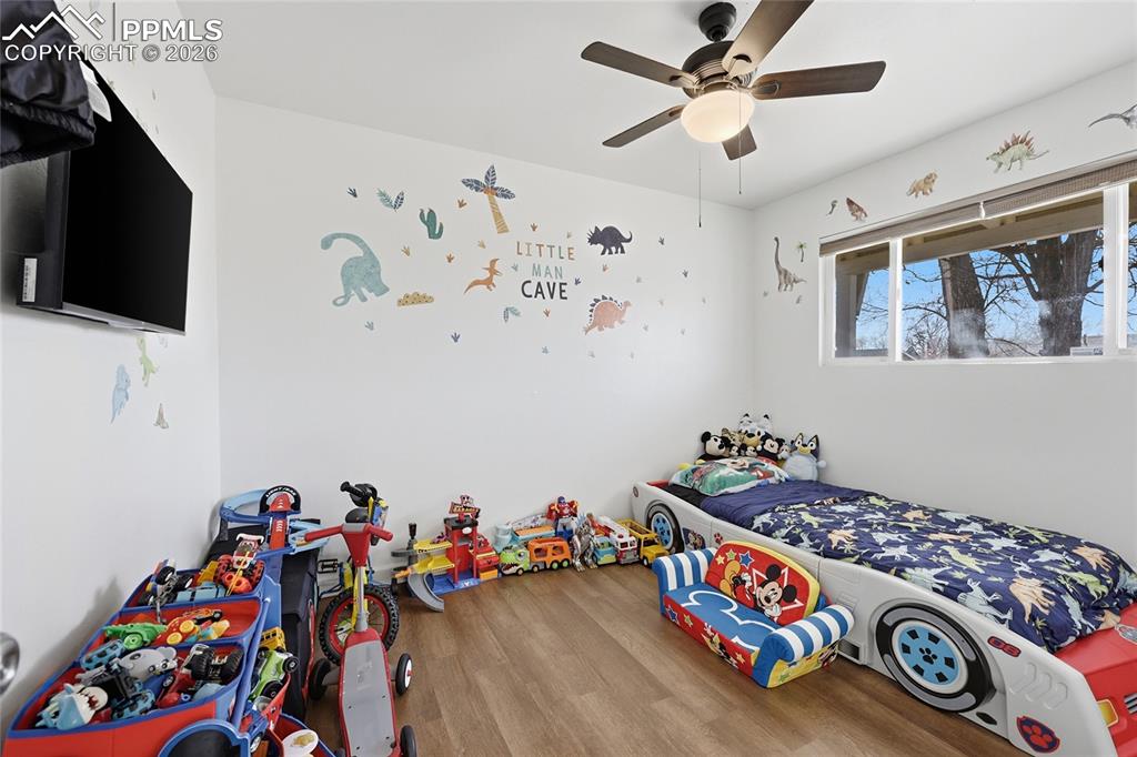 Image 15 of 30: Bedroom