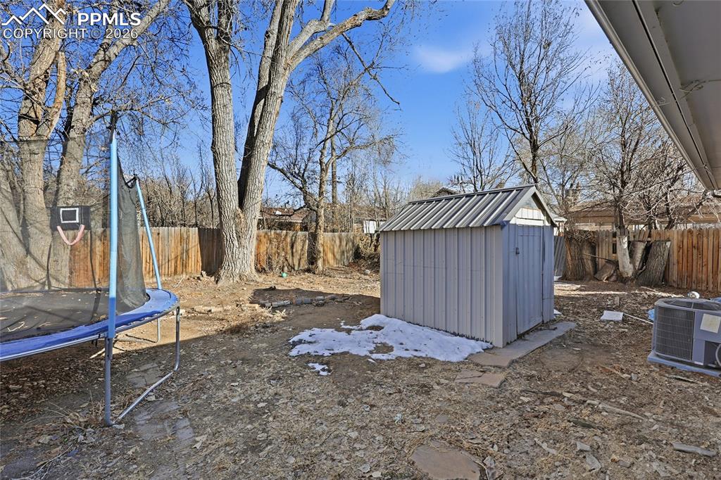 Image 19 of 30: Yard