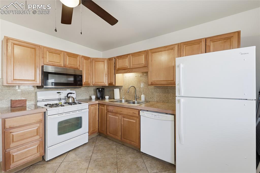 Image 7 of 30: Kitchen