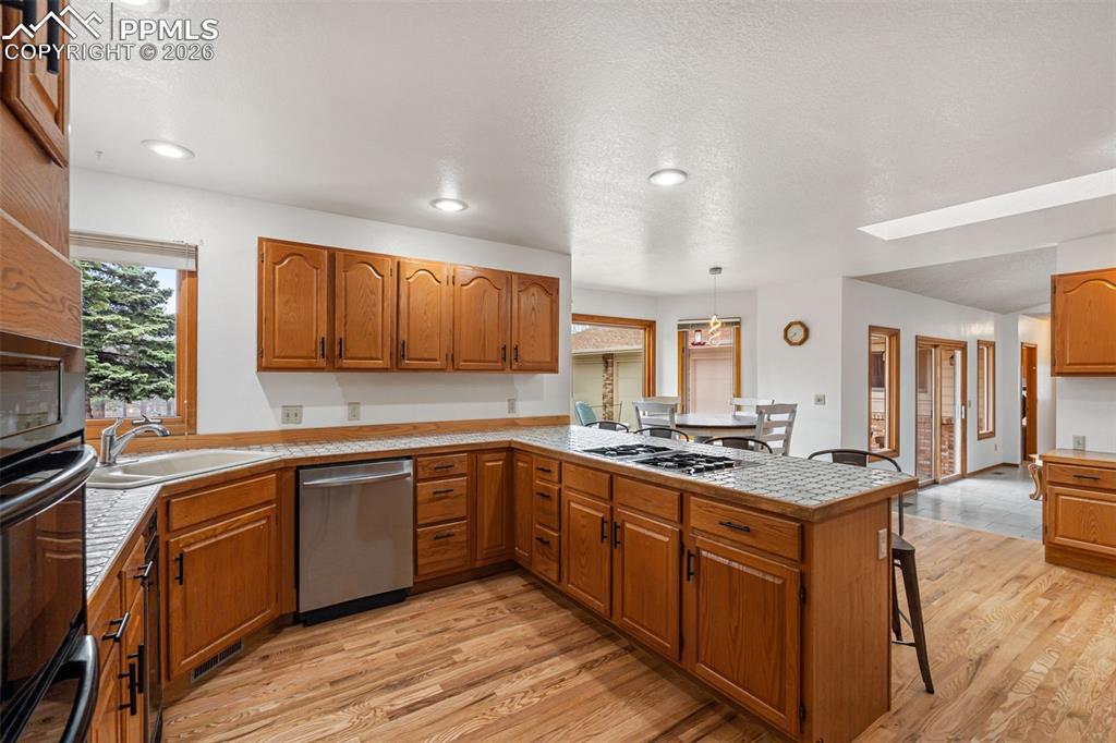 Image 11 of 50: Kitchen